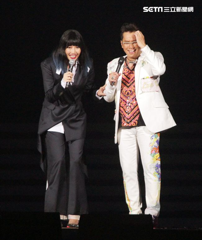 譚詠麟「銀河歲月40載｣世界巡迴演唱會，A-Lin現身兩人合唱「遊子」。（記者邱榮吉/攝影）