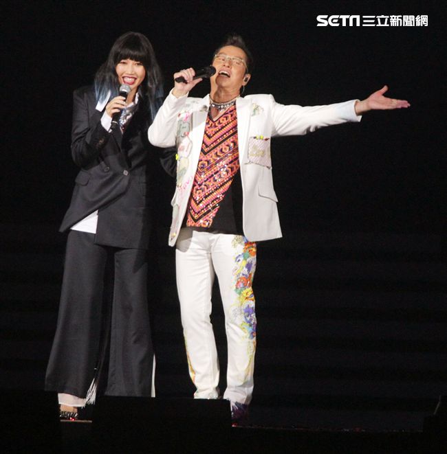 譚詠麟「銀河歲月40載｣世界巡迴演唱會，A-Lin現身兩人合唱「遊子」。（記者邱榮吉/攝影）