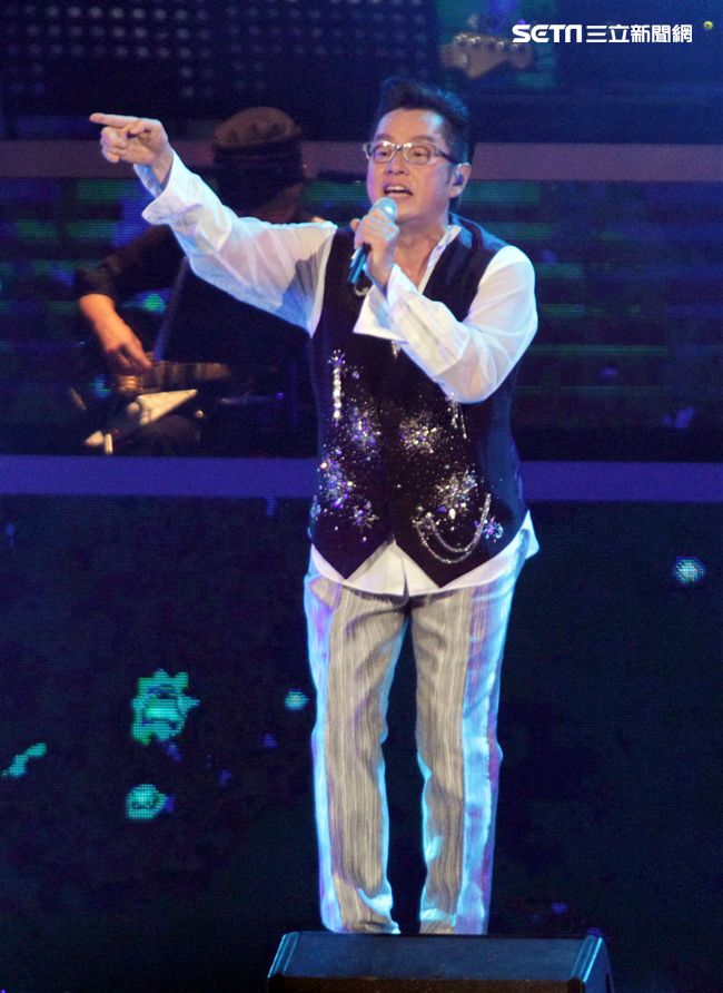 譚詠麟「銀河歲月40載｣世界巡迴演唱會，引爆台北小巨蛋，一連串經典好歌粉絲嗨翻天。（記者邱榮吉/攝影）