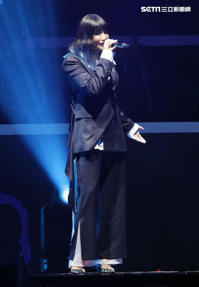 譚詠麟「銀河歲月40載｣世界巡迴演唱會，A-Lin現身兩人合唱「遊子」。（記者邱榮吉/攝影）