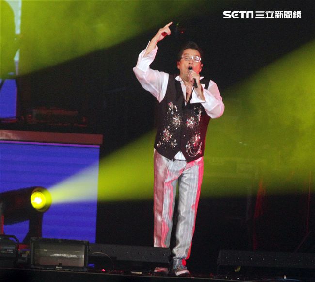 譚詠麟「銀河歲月40載｣世界巡迴演唱會，引爆台北小巨蛋，一連串經典好歌粉絲嗨翻天。（記者邱榮吉/攝影）