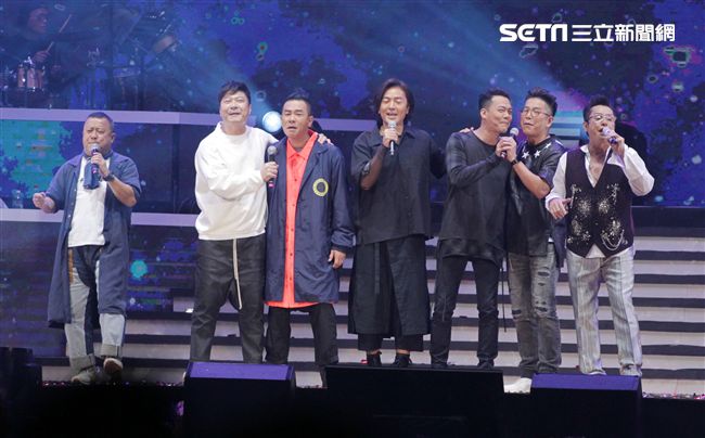 譚詠麟「銀河歲月40載｣世界巡迴演唱會，曾志偉、錢嘉樂、陳小春、鄭伊健、謝天華、林曉峰一一跑上台合唱（記者邱榮吉/攝影）