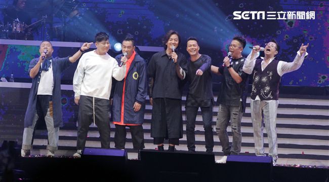 譚詠麟「銀河歲月40載｣世界巡迴演唱會，曾志偉、錢嘉樂、陳小春、鄭伊健、謝天華、林曉峰一一跑上台合唱（記者邱榮吉/攝影）