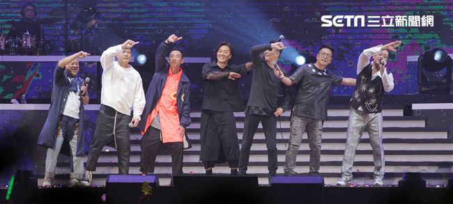 譚詠麟「銀河歲月40載｣世界巡迴演唱會，曾志偉、錢嘉樂、陳小春、鄭伊健、謝天華、林曉峰一一跑上台合唱（記者邱榮吉/攝影）