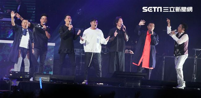 譚詠麟「銀河歲月40載｣世界巡迴演唱會，曾志偉、錢嘉樂、陳小春、鄭伊健、謝天華、林曉峰一一跑上台合唱（記者邱榮吉/攝影）