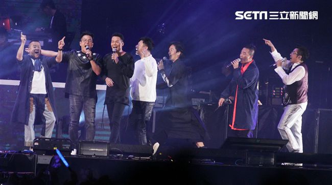 譚詠麟「銀河歲月40載｣世界巡迴演唱會，曾志偉、錢嘉樂、陳小春、鄭伊健、謝天華、林曉峰一一跑上台合唱（記者邱榮吉/攝影）