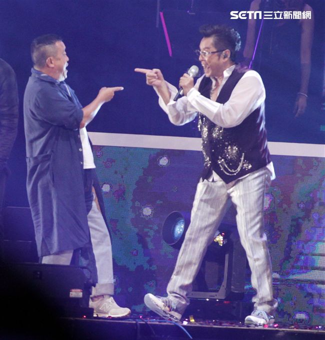 譚詠麟「銀河歲月40載｣世界巡迴演唱會，曾志偉、錢嘉樂、陳小春、鄭伊健、謝天華、林曉峰一一跑上台合唱（記者邱榮吉/攝影）