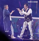 譚詠麟「銀河歲月40載｣世界巡迴演唱會，曾志偉、錢嘉樂、陳小春、鄭伊健、謝天華、林曉峰一一跑上台合唱（記者邱榮吉/攝影）
