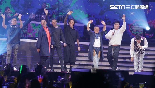 譚詠麟「銀河歲月40載｣世界巡迴演唱會，曾志偉、錢嘉樂、陳小春、鄭伊健、謝天華、林曉峰一一跑上台合唱（記者邱榮吉/攝影）