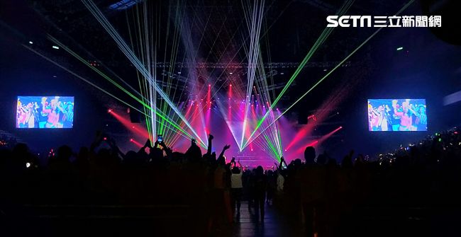 譚詠麟「銀河歲月40載｣世界巡迴演唱會，引爆台北小巨蛋，一連串經典好歌粉絲嗨翻天。（記者邱榮吉/攝影）