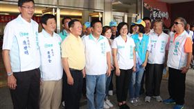 劉政鴻與徐定禎並肩苗栗縣五合一選舉登記開跑，設置在縣府文觀局中正堂的縣長、縣議員參選登記處27日一早熱鬧滾滾，無黨籍苗栗縣長參選人徐定禎（前右4）前往登記時，前縣長劉政鴻（前左3）突然現身，引發一陣騷動。中央社記者管瑞平攝  107年8月27日