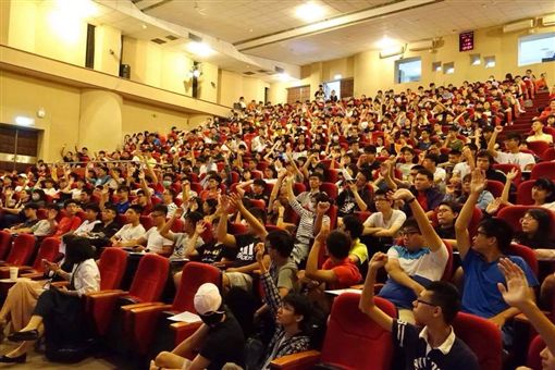 陪吃主播蔡尚樺到中央大學演講 人氣超旺 圖/翻攝自臉書