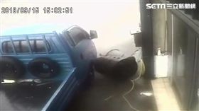 台東龍捲風肆虐！貨車險翻鐵桶飛天　狗狗嚇壞轉身逃
圖翻攝畫面