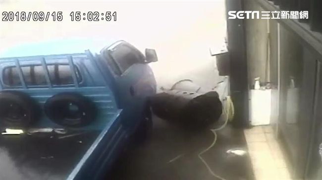台東龍捲風肆虐！車險翻　狗嚇壞