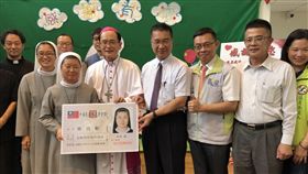 來台關懷弱勢25年，韓籍修女柳貞順取得我國身分證。內政部長徐國勇16日親自頒贈。（圖／內政部提供）