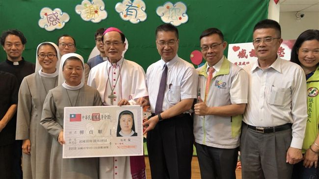 韓籍修女取得我國身份證　徐國勇親送