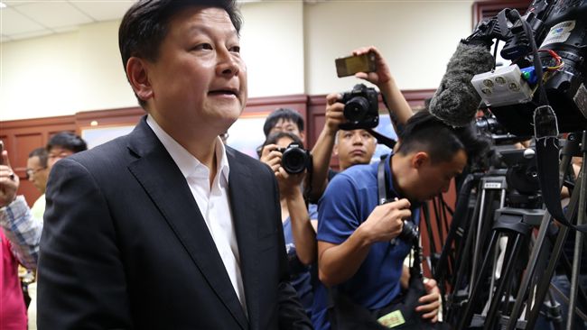 傅崐萁感恩惜別會　妻唱小草明志