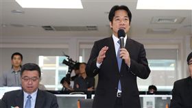 賴清德視察中央氣象局（1）行政院長賴清德（中）10日由交通部長吳宏謀（右）、行政院秘書長卓榮泰（左）陪同，視察中央氣象局，聽取熱帶性低氣壓及颱風山竹動態情形，期許氣象局做出最正確、最即時的預報。中央社記者鄭傑文攝　107年9月10日