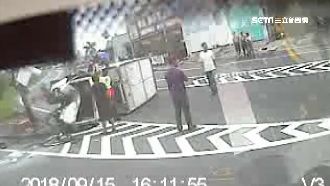 開車分神撿東西！貨車自撞翻駕駛受困