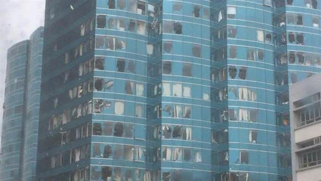 山竹襲香港！大樓狂搖擺、人被吹著跑