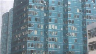 山竹襲香港！大樓狂搖擺、人被吹著跑