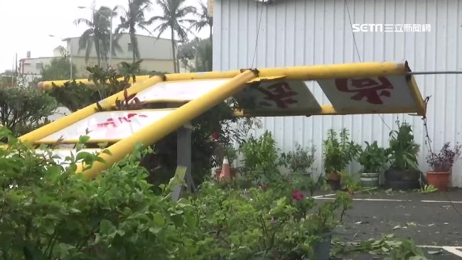 龍捲風毀台東大武　民宿招牌硬生垮