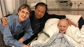 英國二戰老兵感念中華民國國軍解救（2）費茲派翠克（右）曾於民國102年3月間在國防部熱情邀請下訪台，當年已高齡93歲。他在二次大戰緬甸期間，曾受前陸軍113團團長劉放吾將軍解救。費茲派翠克辭世前4天，劉放吾的兒子劉偉民（中）曾前往安養院探視。（國防部提供）中央社記者李淑華傳真　107年9月16日