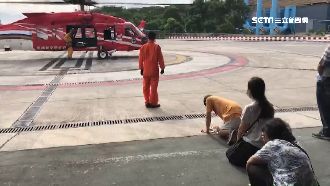 男墜大雪山谷亡　家屬見遺體跪地哭癱