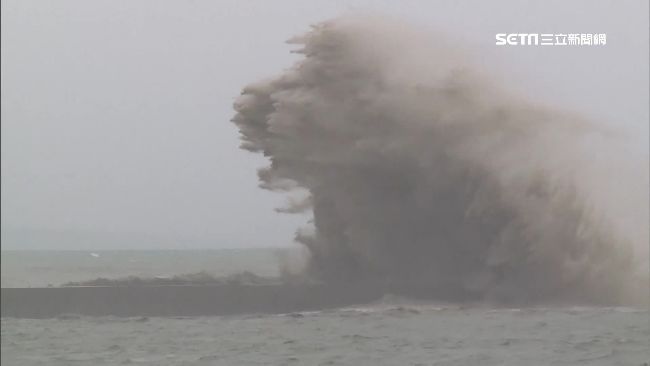 東港罕見「怪獸浪」　民眾圍觀驚呼
