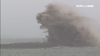 東港罕見「怪獸浪」　民眾圍觀驚呼