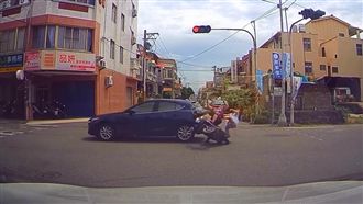 機車違規闖紅燈　孫嬤瞬間被撞飛滾地
