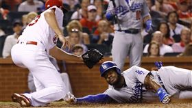 ▲道奇Yasiel Puig滑回本壘得分。（圖／美聯社／達志影像）