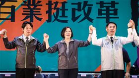 總統蔡英文16日下午為台南市長參選人黃偉哲及議員參選人輔選造勢。（圖／民進黨提供）