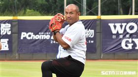 張泰山與兒子張可洛位中信兄弟開球。（圖／記者王怡翔攝）