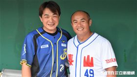 張泰山與彭政閔合照。（圖／記者王怡翔攝）