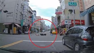 誇張！汽車闖紅燈撞翻人　網友全怒了