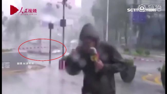 山竹強勢襲港澳！記者播報險遭落窗砸