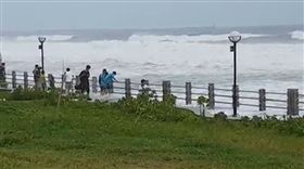 高雄,旗津,觀浪,海邊,追浪（圖／翻攝自爆料公社）