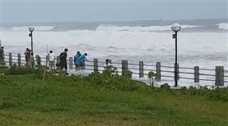 爸媽帶小孩給浪追　網友怒批找死？