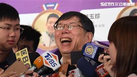 柯文哲接受媒體訪問台北市長柯文哲（中）13日上午出席台北市107年運動有功團體及人員表揚典禮，在接受媒體訪問時哈哈大笑。中央社記者王飛華攝  107年9月13日