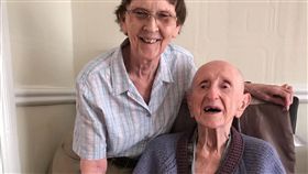 英國二戰老兵辭世　遺願中華民國國旗覆棺（1）二戰仁安羌戰役，獲國軍解救的英國退役上尉費茲派翠克（Gerald Fitzpatrick）（右）日前辭世，生前盼望中華民國國旗覆棺。國防部今年7月28日由在英國進修官員前往里茲的安養院探視，並提前慶祝99歲壽辰。（國防部提供）中央社記者李淑華傳真　107年9月16日