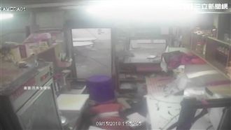 店員變臉秒逃…蹲地「躲龍捲風」嚇歪