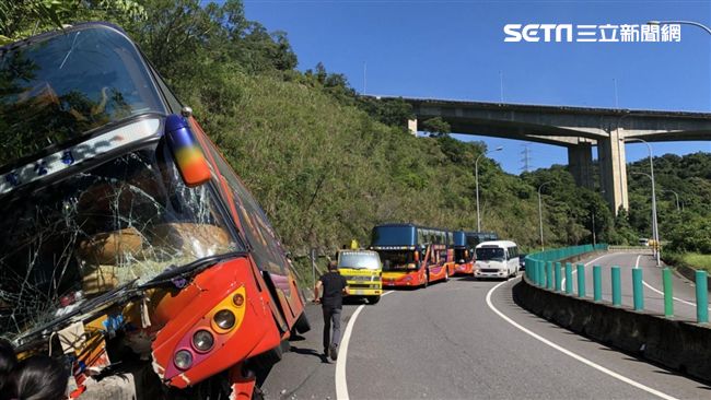 快訊／台62事故！遊覽車跨護欄撞山