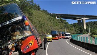 快訊／台62事故！遊覽車跨護欄撞山