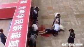 廣告牌遭颱風吹倒　路人遭壓躺血泊中