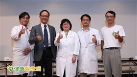 劉俊人教授(左二)與署桃團隊在世界肝炎日講座中，期許台灣可以達到WHO所訂，2030年根除病毒性肝炎目標。