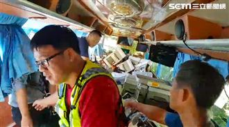 遊覽車撞山！多人骨折車上等救畫面曝