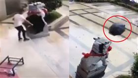  山竹吹爆香港！黑傘原地狂繞飛天 霸氣哥手一伸…結局神展開（圖／翻攝自臉書）