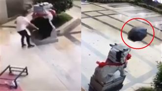 黑傘吹飛空中！他一伸手…網友秒讚嘆