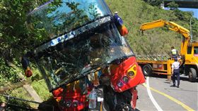 開往基隆遊覽車交流道撞山壁　29人送醫（1）一輛遊覽車17日上午行經台62快速道路往基隆的大埔交流道撞上山壁，包含司機在內共造成29人受傷送醫。中央社記者王朝鈺攝　107年9月17日